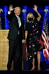 Jill Biden je sa svojim suprugom Joeom slavila u asimetričnoj haljini s cvjetnim uzorkom s potpisom Oscara de la Rente.