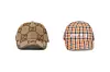 Kapa s logom Gucci (310 eura)/ karirana kapa Miu Miu (320 eura)
