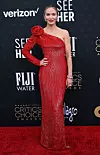 Emily Blunt izgledala je senzacionalno u crvenoj Armani haljini, također s cvjetnim elementima