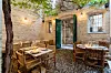 Casa Don Dino je mjesto u koje možete doći ujutro na dobru kavu i brunch, kasnije na opušteniji ručak, a navečer doživjeti potpuno drugačiju atmosferu i ozbiljniju večernju kuhinju