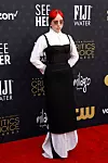 Billie Eilish nosila je crnu pripijenu haljinu Thoma Brownea u stilu korzeta presvučenu preko bijele košulje s kragnom koja je sezala do samog poda