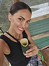 Antonija je uživala u biljnom čaju iz šalice bambusa