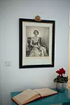 U predvorju britanske rezidencije izložena je fotografija kraljice snimljena na dan njezina krunjenja 1953. godine.