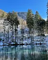 Jezero kraj planinarskog doma gdje se ljudi kupaju u hladnoj vodi