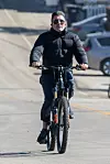 Simon Cowell jako se voli voziti električnim biciklom.