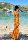 Kao modne detalje iskombinirala je pleteni šešir i naušnice u identičnoj nijansi