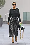 Irska manekenka Vogue Williams unosi kožne suknja-hlače