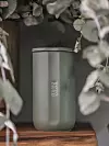 Ime Uroni (Dive In eng.) nosi poruku o trenutku potpunog mira, predaje i prisutnosti, a svijeće pričaju priče Like, Dalmacije, Gorskog kotara, Istre i Slavonije