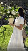 Meghan je lice skrila buketom gardenija