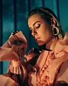 Košulja od organdija s predimenzioniranim volanima i velike pozlaćene naušnice s kristalima H&M Studio Collection @ www.hm.com