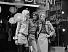 Yves Saint Laurent, Betty Catroux (lijevo) i Loulou de la Falaise (desno) ispred njegova 'Rive Gauche' shopa.