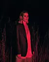 Sako od gabardena i haljina s detaljima od organdija H&M Studio Collection @ www.hm.com ; lančić s privjeskom i naušnice privatno vlasništvo