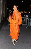 Fenty narančasti kaput za predstavljanje njezinog modnog brenda