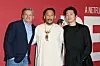 Choe (u sredini) na premijeri serije 'Beef' s glumcem Stevenom Yeunom i Tedom Sarandosom s Netflixa