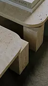 Atlas stolić za kavu u varijanti Unfilled travertine by John Astbury za New Works