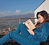 Nives Celzijus čita knjigu na svojoj terasi