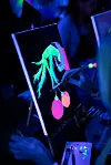 Neon Paint and Cocktails u Lav art studiju, slikanje pod neonskim svijetlima uz ispijanje koktela