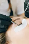 Termin za korejski lash lift najčešće traje između 60 i 90 minuta, a započinje konzultacijama tijekom kojih se procjenjuju prirodne trepavice, oblik očiju i željeni rezultat