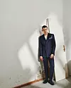 Odijelo s dvostrukim kopčanjem, majica s prugama i ukrasna maramica, sve Varteks . Čarape i cipele iz fundusa stilista