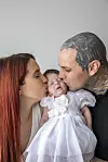 U brizi o svojoj jedinici tata ne zaostaje za mamom - mijenja joj pelene, presvlači je, kupa