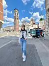 Mia Dimšić ispred crkve Sv. Ivana Krstitelja u kojoj se čuva Torinsko platno