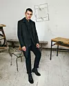 Kaput 3/4 duljine s našivenim džepovima, sako s ruskom kragnom i hlače od finog rebrastog samta, sve Varteks . Čizme iz fundusa stilista