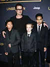 Shiloh s ocem i braćom Paxom i Maddoxom na premijeri filma ‘Unbroken‘ 2014. godine