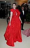Anne Hathaway pogodila je temu 2018. godine u raskošnoj haljini Valentina