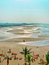 Nakon zalaska sunca život u Muscatu seli se na plaže, gdje se ljudi druže, igraju nogomet i organiziraju piknike - uz povjetarac s Indijskog oceana.