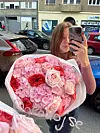 Radni joj dan počinje iza 9 sati, uz šalicu kave i raspakiravanje svježeg cvijeća, a sve to prati dječji smijeh i razgovori s kćerkicom Tejom koja joj ponekad pravi društvo