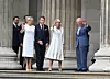 Dok su Brigitte Macron i kraljica Camilla odabrale bijele modne kombinacije, njihovi muževi pojavili su se plavim odijelima