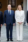Isti dan, ali u Monacu, za službeno događanje princeza Charlene odabrala je bijelo odijelo