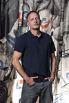 Nakon srednje škole želio je postati rendžer, na Veleučilištu u Karlovcu studirao je ekologiju, a jedno vrijeme udržavao se radeći na baušteli, gletajući i zidajući