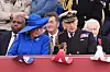 Kraljica Camilla i kralj Charles promatraju vojnu povorku
