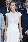 Kraljica Letizia zasjala je u bijeloj kombinaciji sa zlatnim detaljima