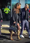 Amal je nosila Versace Leopard Slice čizme do koljena, s šiljastim vrhom, tankom stiletto potpeticom i telećom dlakom s pony efektom i Versace Medusa ’95 torbom