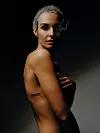 Suzana nosi masku od zlatne žice i kapu od pletenog flaksa