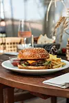 Domaći burger u ponudi je za one koji ne vole riblje specijalitete