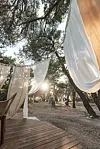 Skriveni kutci nalaze se među borovima, terase, ležaljke i hammocki, a svaki gost može pronaći dio Magomaga koji mu najviše odgovara