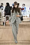Powe suit look u kariranom uzorku uz šešir