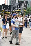 S partnericom Erin Darke i njihovim sinom rođenim u travnju, na štrajku pisaca i glumaca u New Yorku