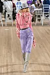 Marc Jacobs look pastelne boje uz zavodnički pogled ispod šešira