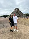 Chichén Itzá je bio majansko multikulturalno središte u kojem su živjeli deseci tisuća ljudi… Danas slovi kao jedno od najočuvanijih arheoloških nalazišta, odnosno kompleks ostataka grada, dok je El Castillo (piramida) najpopularnije