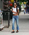 Vječne traperice i bijela majca Zoe Kravitz nosi u svom stilu, sa skupom torbicom i crnim barenikama