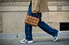 Oversized sako i vintage traperice brenda Arket, Cassette torba Bottega Veneta i New Balance tenisice