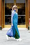 Influencerica Gitta Banku haljini i hlačama brenda Boscana, Zara dolčeviti, maksi torbi kuće Bottega Veneta i Chanel tenisicama