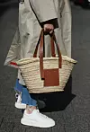 Loewe torba, Eytys tenisice, Zara plave traperice i Weekend Max Mara baloner
