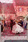 Mladence je nakon ceremonije zasuo oblak latica ruža