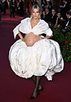 Sienna Miller u rujnu je bila na gala večeri Vogue World i jednostavno očarala sve sjajnim stylingom