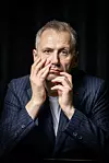 Oliver Frljić kakvog rijetko viđamo: Od ljubavi i seksualnosti do terapije, samoće, starenja i susreta s medvjedom